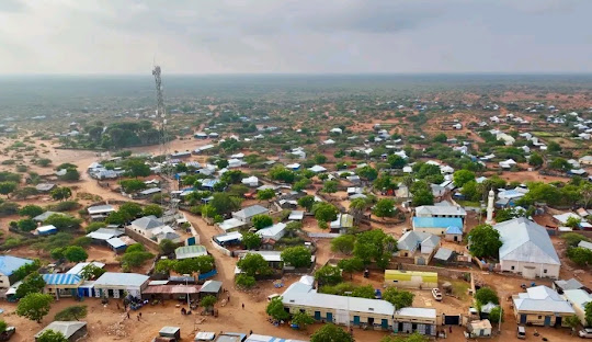 MowliidHaji's tweet photo. #UPDATE: Reports from #Mahaas district in #Somalia's central #Hiiraan region indicate that heavy fighting erupted on Sunday after #AlShabaab militants launched a major assault on the town and its outskirts. The attack reportedly came from multiple directions, with some sources suggesting the militants managed to breach parts of the town. Local defence forces had reportedly moved toward the Wabho area, north of Mahaas, when the attack began.
Al-Shabaab has since claimed control of the town following the assault. The fighting triggered panic among residents, forcing some civilians to flee. Tensions remain high, with the situation described as volatile amid growing fears of further escalation.
Mahaas had remained free from Al-Shabaab control for the past 13 years, making this latest development a serious blow to regional stability.
The Somali government and local security forces have not yet issued an official statement regarding casualties or the current status of the town.