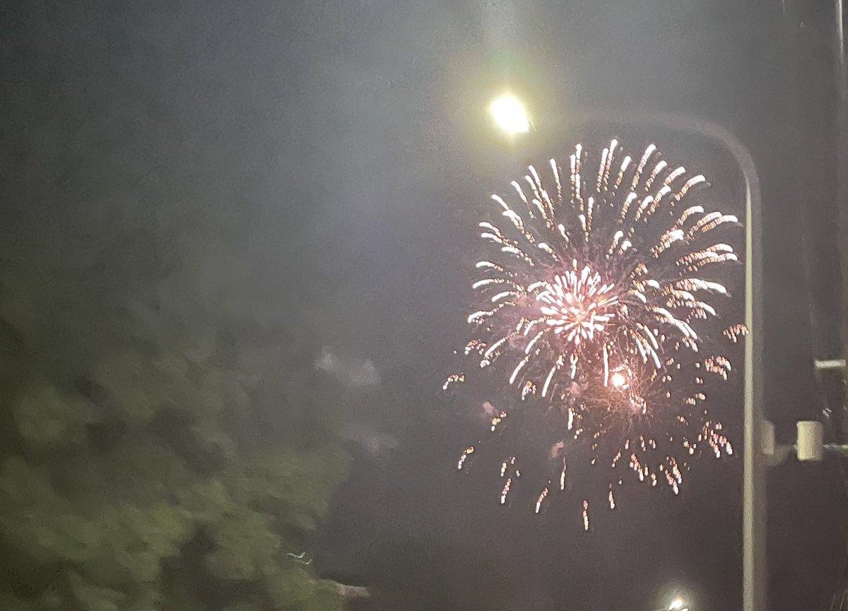 HANABI🎇🎆

撮り方が下手なのは自転車乗りながら撮ったからです（言い訳）

なんだろ…花火を見るとどうしてもサマポケのあの部分が…ネタバレになるから画像載せれないけどー、
でも頭の中でずっと夜奏花流れてた( ´•̥̥̥ω•̥̥̥`)