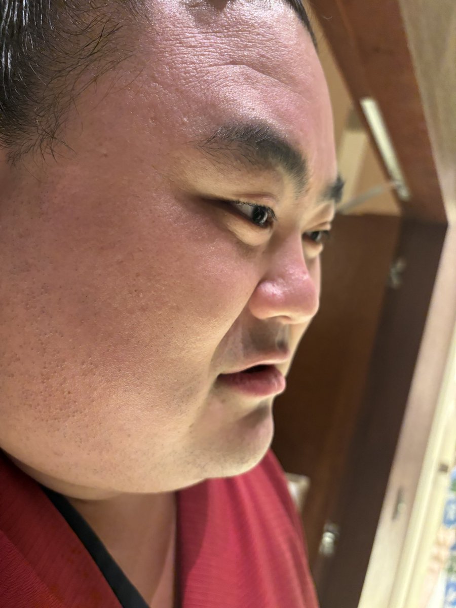 sumo_pics_onion's tweet photo. パーティを終え笑顔から真顔に戻る隆の勝
#常盤山部屋 https://t.co/UpO3nGZWt1