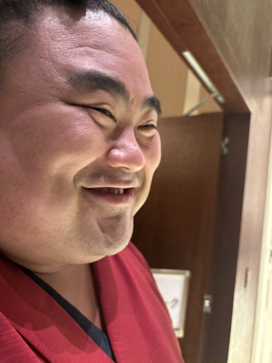 sumo_pics_onion's tweet photo. パーティを終え笑顔から真顔に戻る隆の勝
#常盤山部屋 https://t.co/UpO3nGZWt1