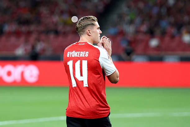 Viktor Gyökeres unveiled ahead of Arsenal’s friendly with Newcastle in Singapore.

After signing in London, Gyökeres travelled to join Arsenal’s squad along with sporting director Andrea Berta.1️⃣4️⃣