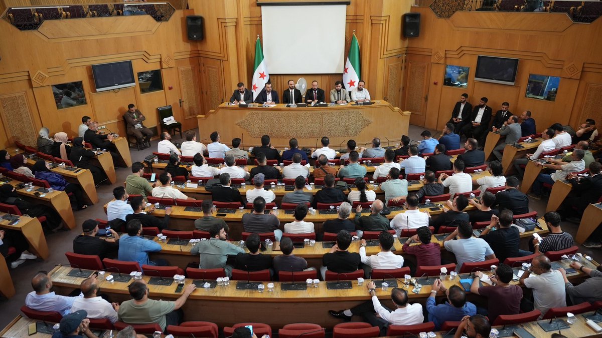 AleppoGov1's tweet image. زار وزير الإعلام د. حمزة المصطفى محافظة حلب اليوم برفقة وفد من الوزارة، والتقى المحافظ عزام الغريب وعدداً من الإعلاميين لمناقشة واقع القطاع الإعلامي والتحديات التي تواجهه، وطرح مقترحات لتطوير الأداء وتعزيز التواصل.
#محافظة_حلب