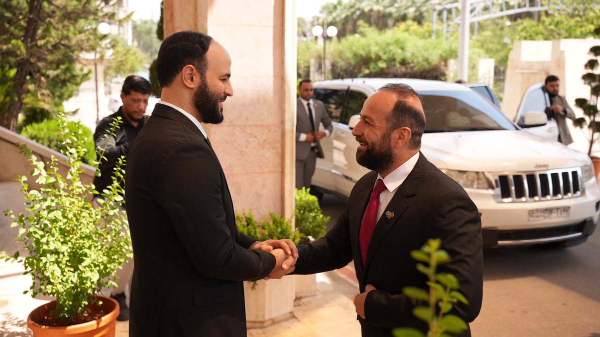 AleppoGov1's tweet image. زار وزير الإعلام د. حمزة المصطفى محافظة حلب اليوم برفقة وفد من الوزارة، والتقى المحافظ عزام الغريب وعدداً من الإعلاميين لمناقشة واقع القطاع الإعلامي والتحديات التي تواجهه، وطرح مقترحات لتطوير الأداء وتعزيز التواصل.
#محافظة_حلب