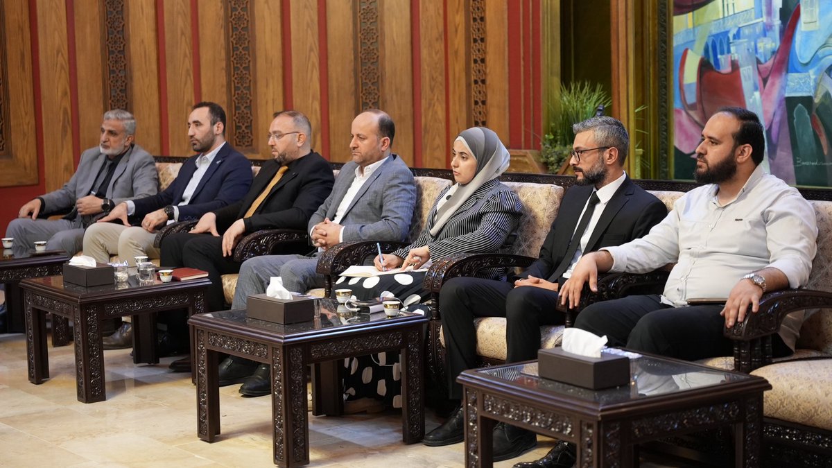 AleppoGov1's tweet image. زار وزير الإعلام د. حمزة المصطفى محافظة حلب اليوم برفقة وفد من الوزارة، والتقى المحافظ عزام الغريب وعدداً من الإعلاميين لمناقشة واقع القطاع الإعلامي والتحديات التي تواجهه، وطرح مقترحات لتطوير الأداء وتعزيز التواصل.
#محافظة_حلب