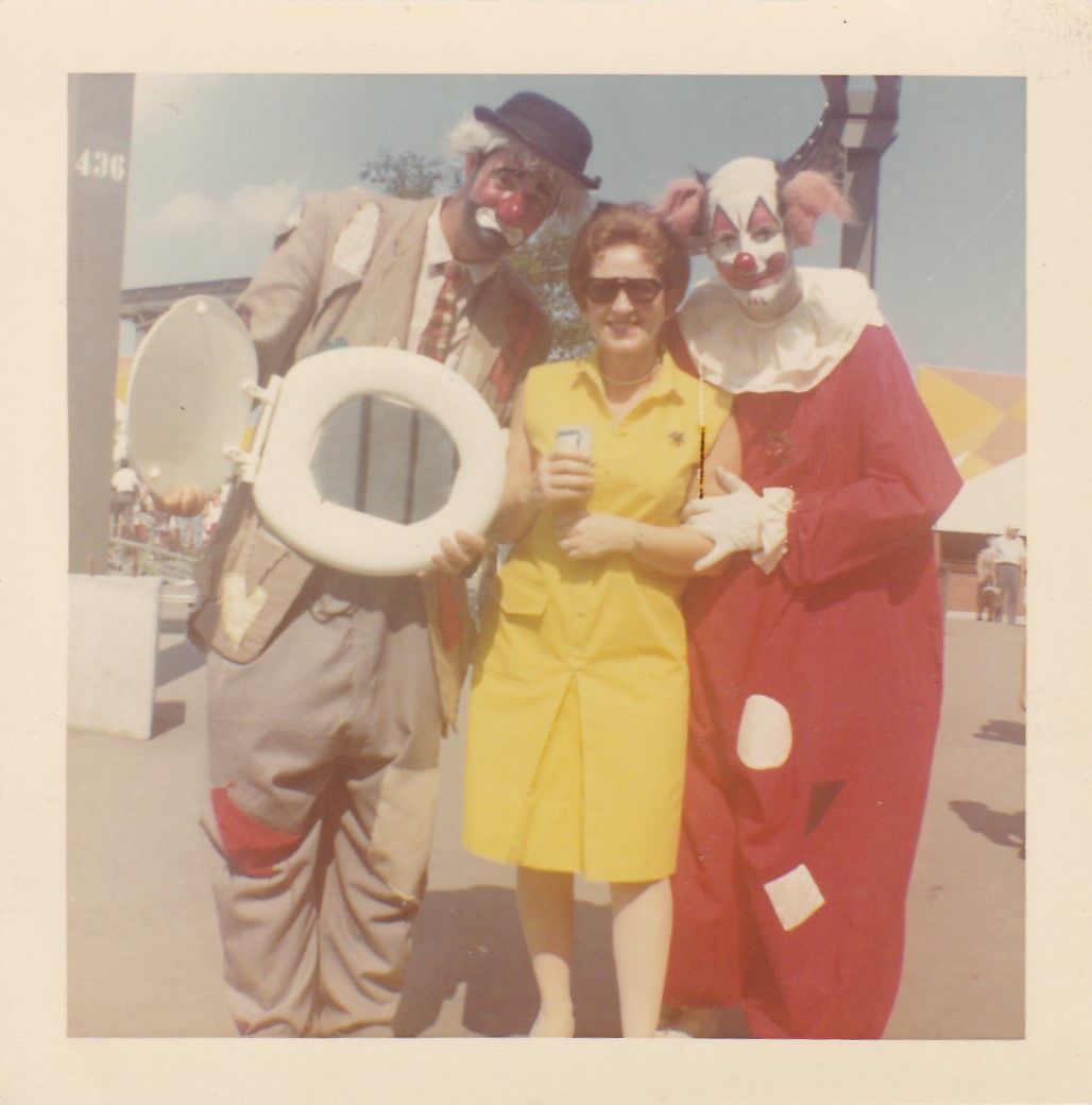 aflashbak's tweet image. Let's Hear It For The Toilet Paper: 25 Vintage Snapshots of People And Toilets - Flashbak flashbak.com/lets-hear-it-f…