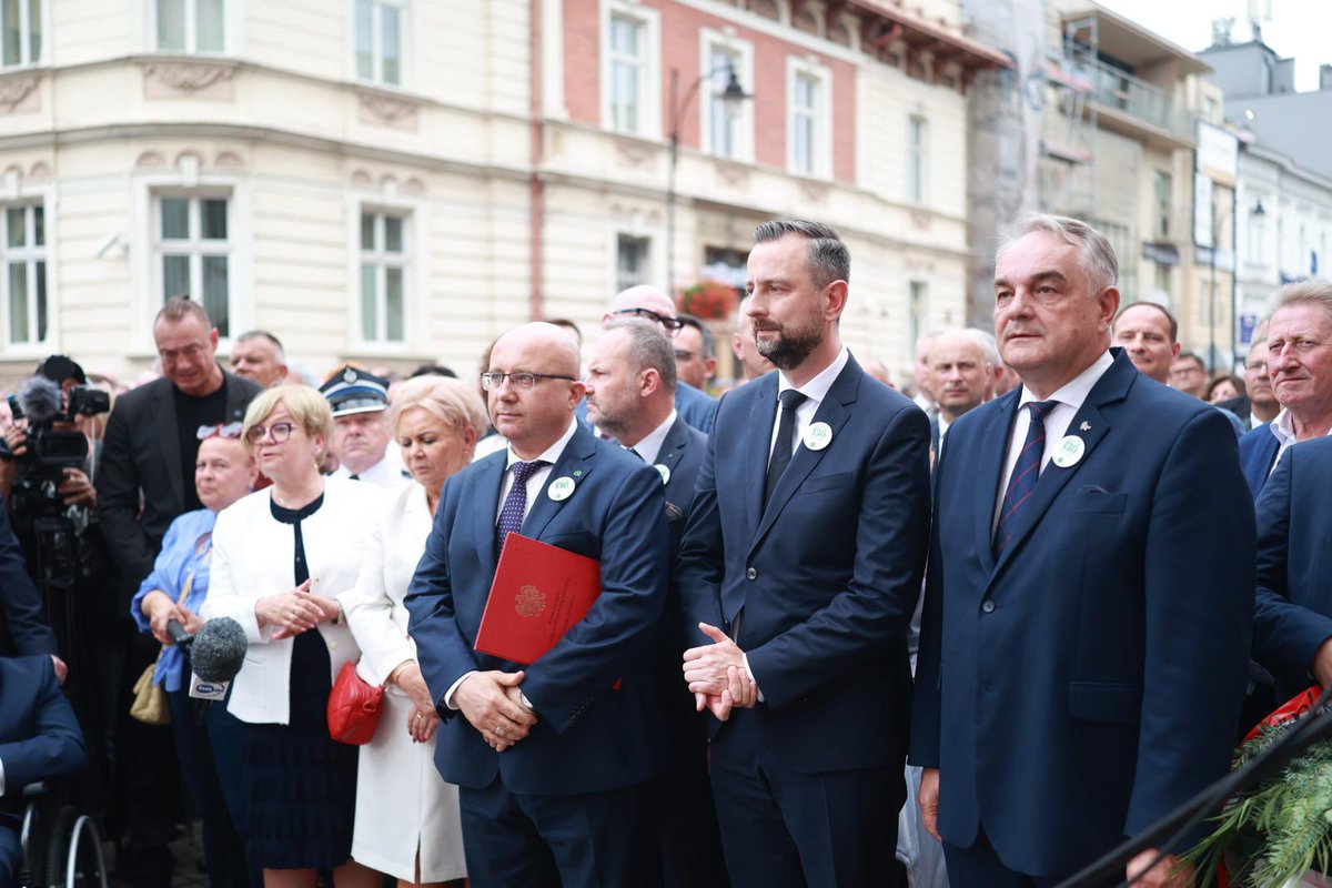 🍀 PSL (@nowepsl) on Twitter photo 💬 Wieś chce dziś nowoczesnej służby zdrowia, rozwoju rolnictwa, dostępnych usług publicznych i silnej samorządności. To nasza misja. Albo PSL będzie liderem tej zmiany – albo wyborcy poszukają innych.
🍀<a href="/_Adam_Dziedzic/">Adam Dziedzic</a>
📍Rzeszów 💬 Wieś chce dziś nowoczesnej służby zdrowia, rozwoju rolnictwa, dostępnych usług publicznych i silnej samorządności. To nasza misja. Albo PSL będzie liderem tej zmiany – albo wyborcy poszukają innych.
🍀<a href="/_Adam_Dziedzic/">Adam Dziedzic</a>
📍Rzeszów