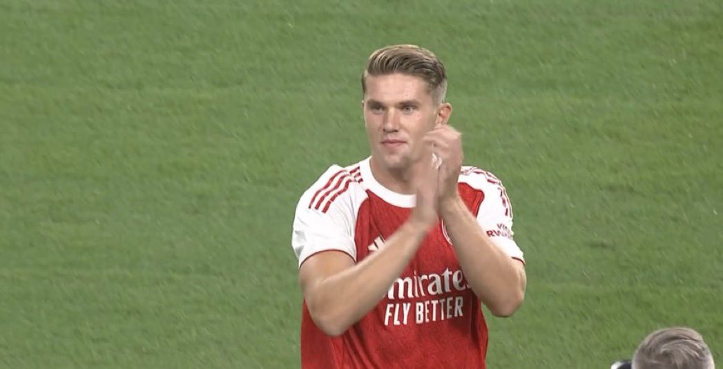 ArsenalZNE's tweet image. Viktor Gyökeres being introduced to the Arsenal fans at the Singapore National Stadium before the natch against Newcastle ❤️
So much goosebumps 😮💨