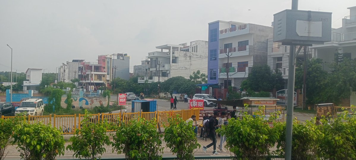 ParveenPatel14's tweet image. एक सांसद जी का मकान कुछ दिनों से सुर्खियों में है। 

सुनने में आया है। नाले पर हड़प कर बनवाया गया ।

बात सही है क्या??
जगह तो अच्छा है एक दम फ्रंट पर।।