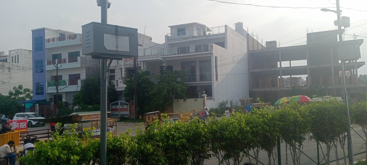 ParveenPatel14's tweet image. एक सांसद जी का मकान कुछ दिनों से सुर्खियों में है। 

सुनने में आया है। नाले पर हड़प कर बनवाया गया ।

बात सही है क्या??
जगह तो अच्छा है एक दम फ्रंट पर।।