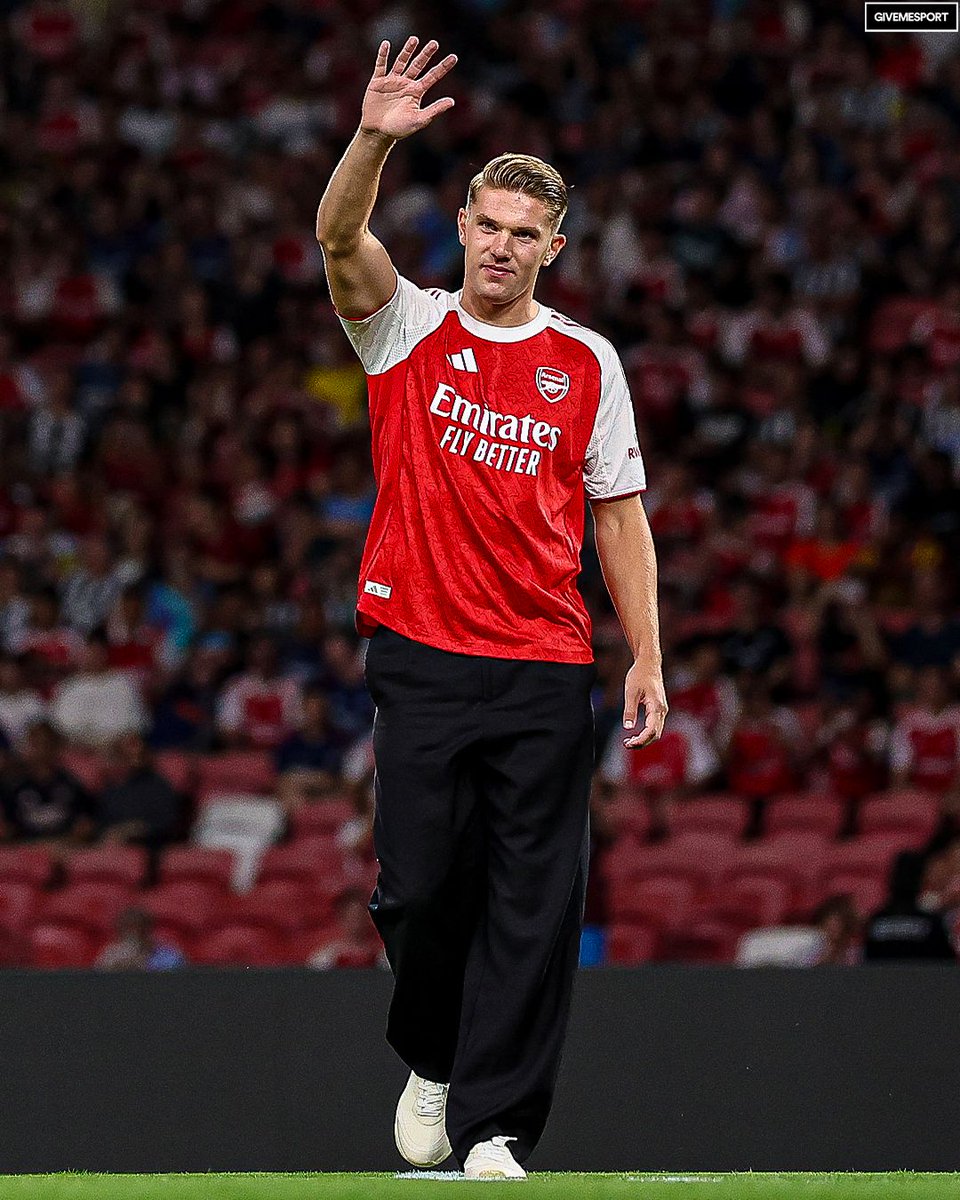 GiveMeSport's tweet image. Viktor Gyökeres introduced to Arsenal fans ahead of today’s clash with Newcastle in Singapore 👋🔴