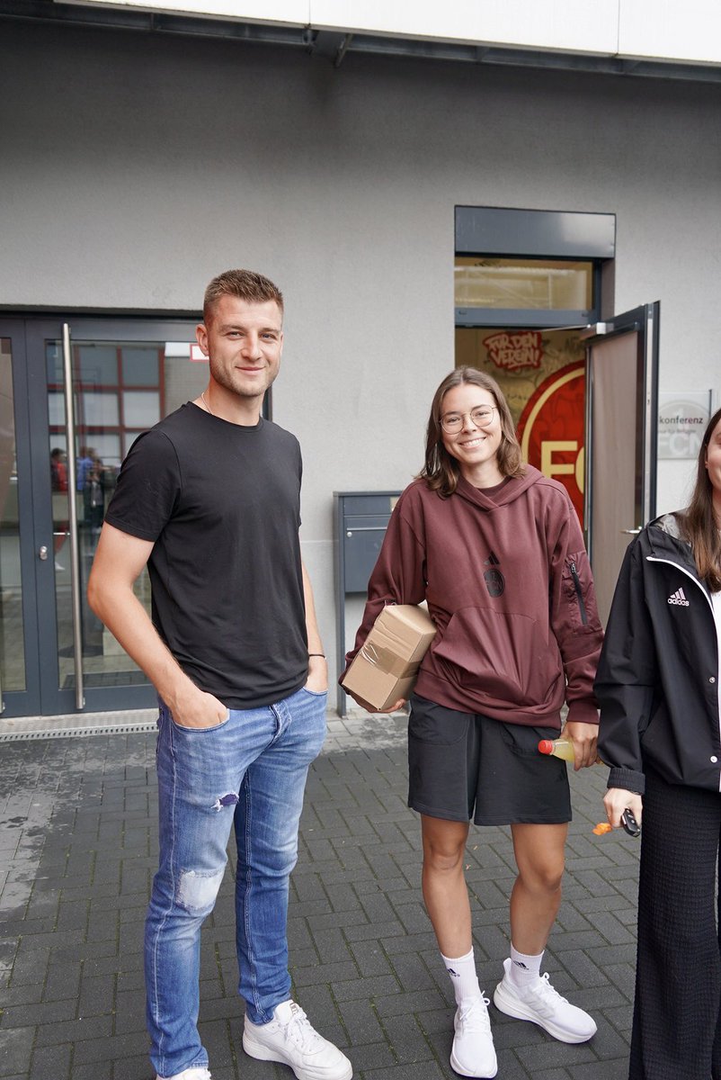 1_fc_nuernberg's tweet image. Laune gut, Autos gepackt - wir sind wieder auf dem Weg zu euch und freuen uns! 😍
#DerClubschwärmtaus 🔛
#fcn
