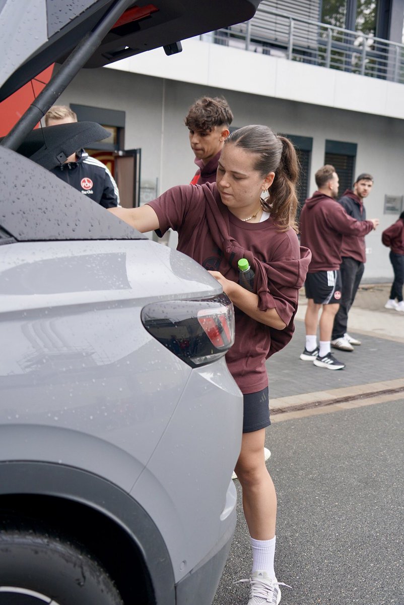 1_fc_nuernberg's tweet image. Laune gut, Autos gepackt - wir sind wieder auf dem Weg zu euch und freuen uns! 😍
#DerClubschwärmtaus 🔛
#fcn