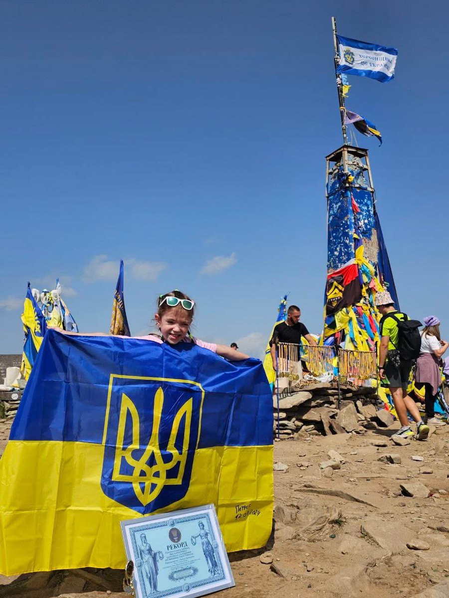 rubryka's tweet image. 😍 Спортсменка зі Львова п'ятирічна Регіна Абрамова встановила національний рекорд з підкорення Говерли: дівчинка стала наймолодшою дитиною, яка самостійно зійшла на найвищу вершину України.
Детальніше: rubryka.com/2025/07/27/dyt…