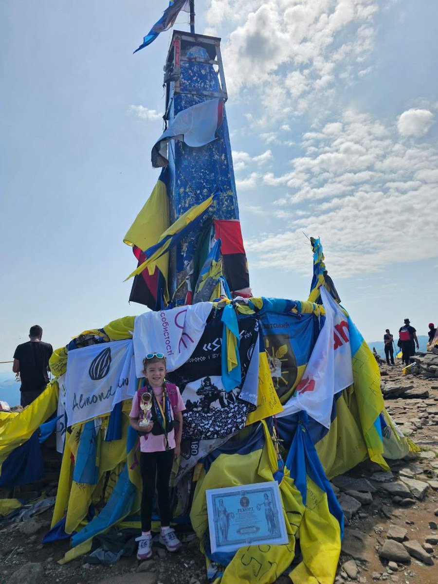 rubryka's tweet image. 😍 Спортсменка зі Львова п'ятирічна Регіна Абрамова встановила національний рекорд з підкорення Говерли: дівчинка стала наймолодшою дитиною, яка самостійно зійшла на найвищу вершину України.
Детальніше: rubryka.com/2025/07/27/dyt…