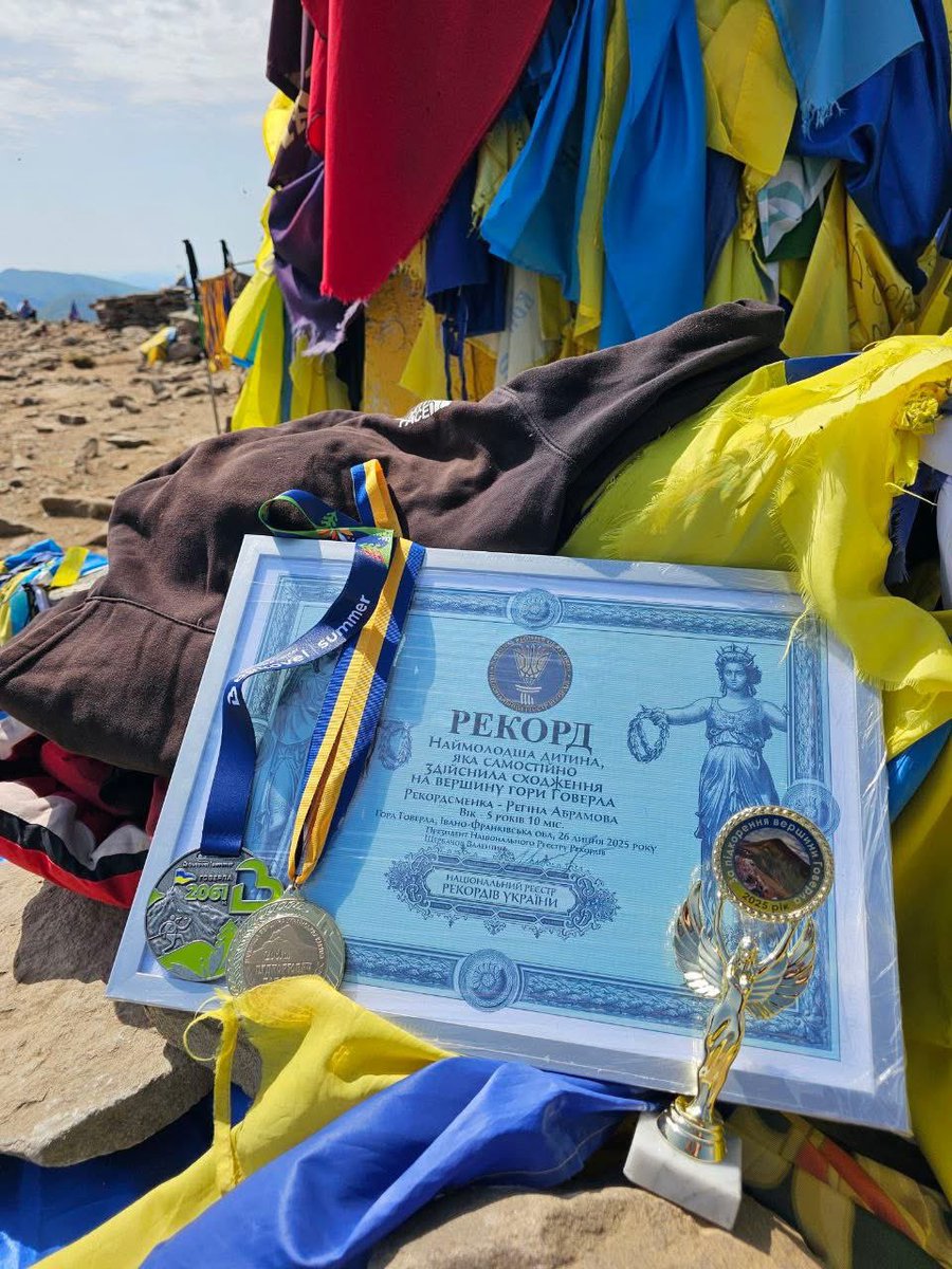 rubryka's tweet image. 😍 Спортсменка зі Львова п'ятирічна Регіна Абрамова встановила національний рекорд з підкорення Говерли: дівчинка стала наймолодшою дитиною, яка самостійно зійшла на найвищу вершину України.
Детальніше: rubryka.com/2025/07/27/dyt…