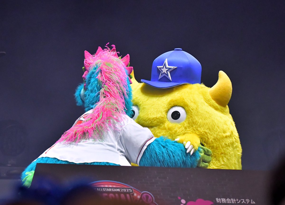 ssyk0531's tweet image. スラィリーの写真が多いのはステージでバーチャピ見つけた瞬間に駆け寄ってハグしてたのがめちゃくちゃ可愛かったからです