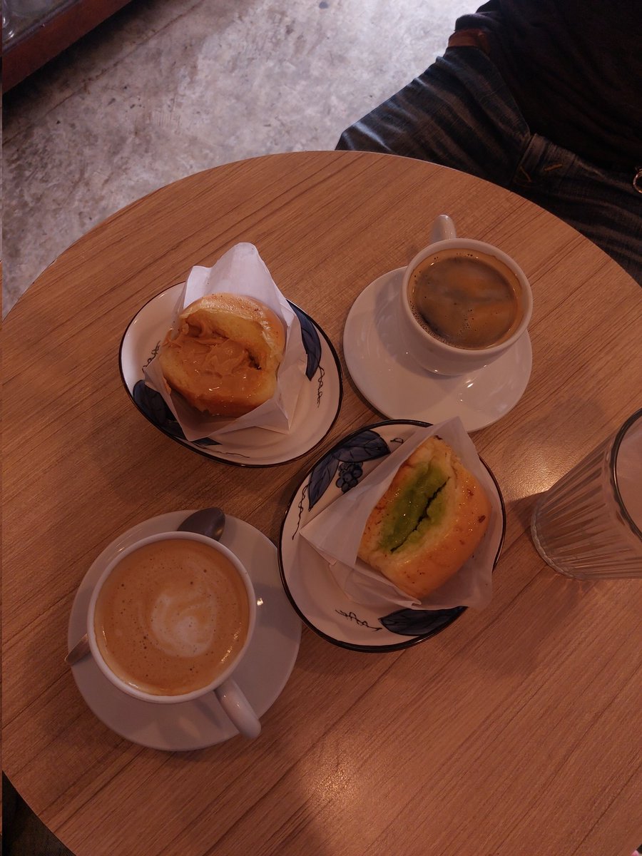 mongkhonaiam's tweet image. H cafe อยู่ตรงข้ามกับพิพิธบางลำพู ขนมปังโคตรไส้เลยแหละ ให้เยอะอร่อยมาก