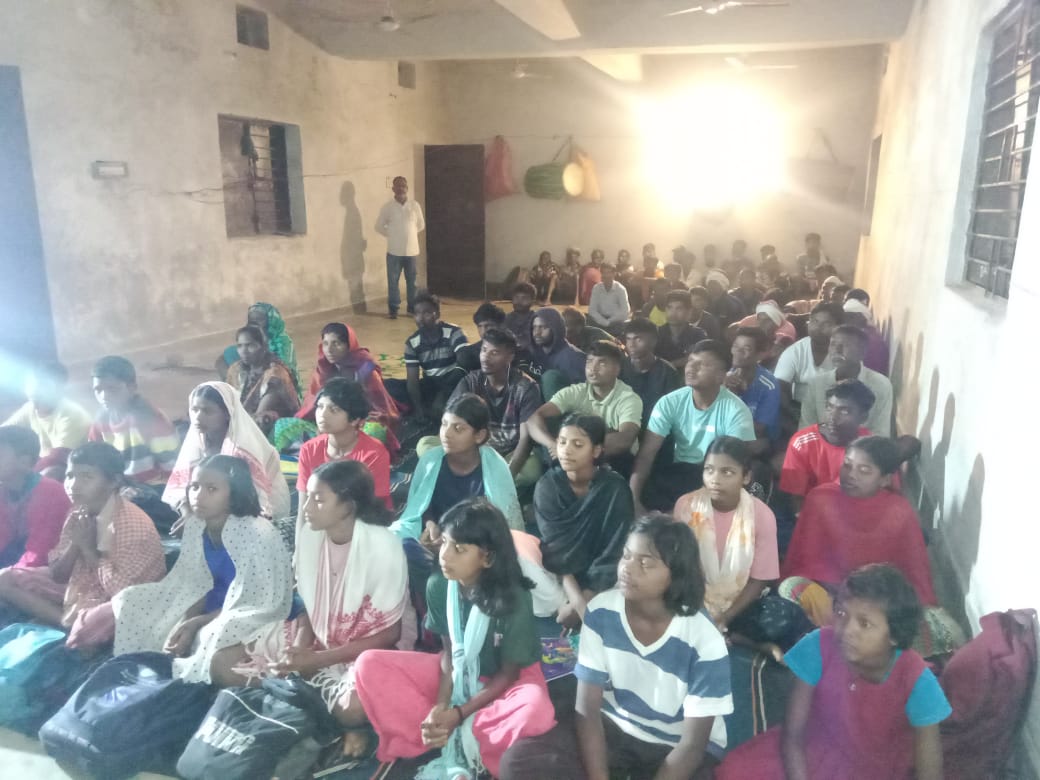 मांडर, सकरपदा गांव के रात्रि पाठशाला में अधिवक्ता साथियों ने " सूचना के अधिकार " के इस्तेमाल की जानकारी दी ।  इस अवसर पर शामिल हुए जिला शिक्षा अधीक्षक ने सरकारी स्कूल में पढ रहे बच्चों एवं उनके अभिभावकों से फीडबैक लेकर स्कूल व्यवस्था को दुरुस्त करने का आश्वासन दिया । <a href="/yourBabulal/">Babulal Marandi</a>