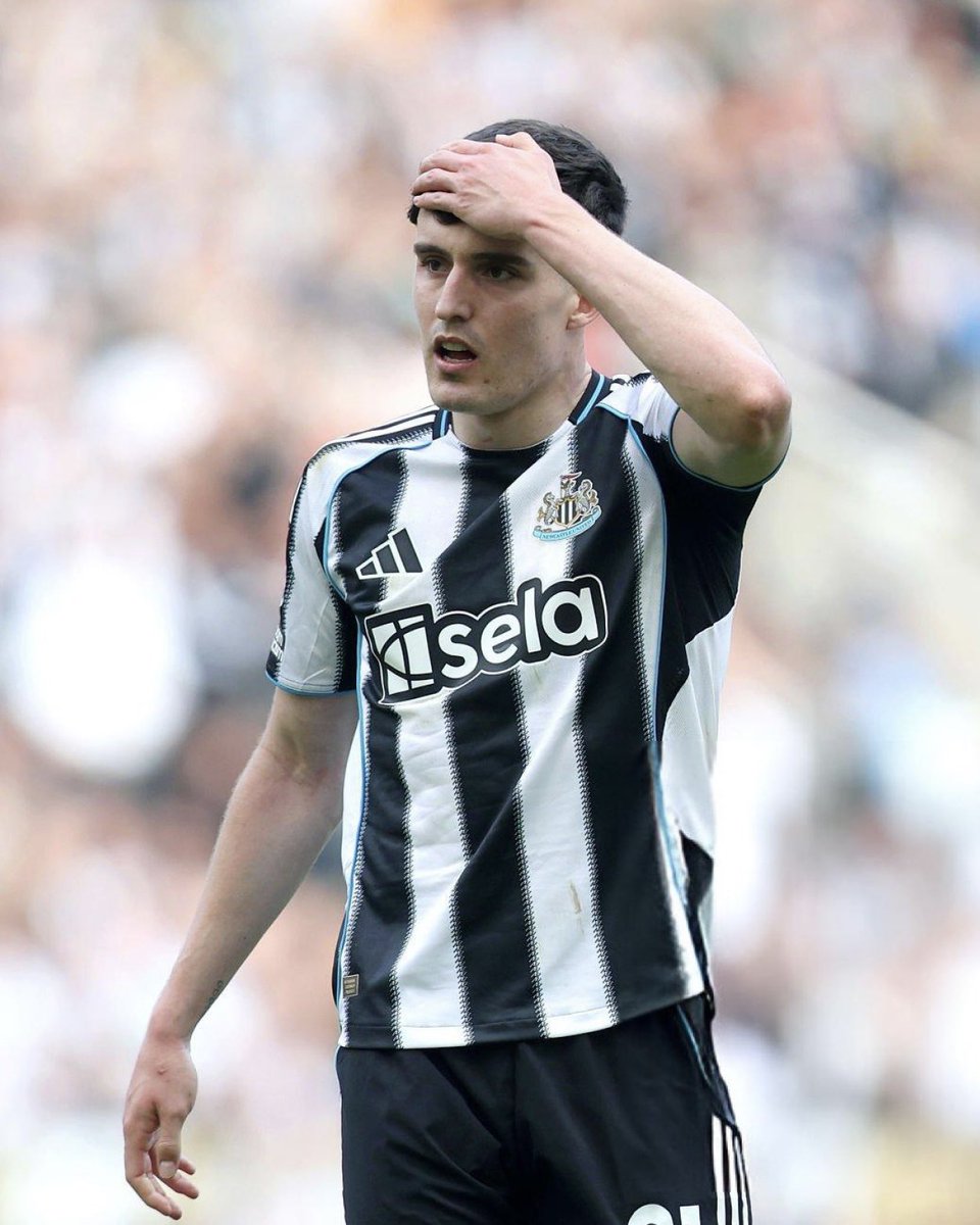 McfcKhaleey's tweet image. City fans, honestly if you could sign just one right-back for Manchester City, who would it be ? 🎽👀🤔

    Dumfries  or Tino Livramento ? 💭🤔