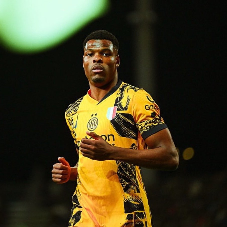 McfcKhaleey's tweet image. City fans, honestly if you could sign just one right-back for Manchester City, who would it be ? 🎽👀🤔

    Dumfries  or Tino Livramento ? 💭🤔