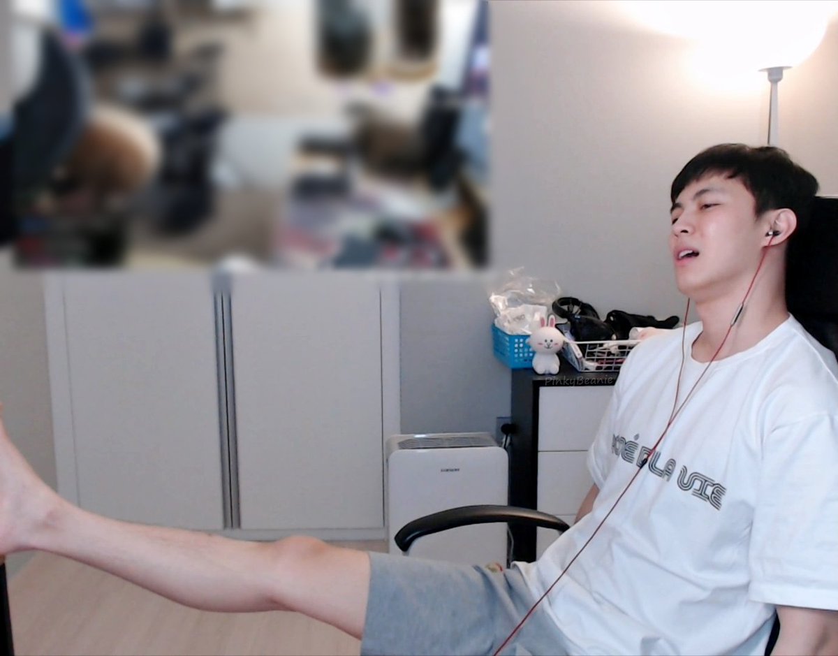 abriel08's tweet image. Three cafe notice and still no stream😫just throw your computer then