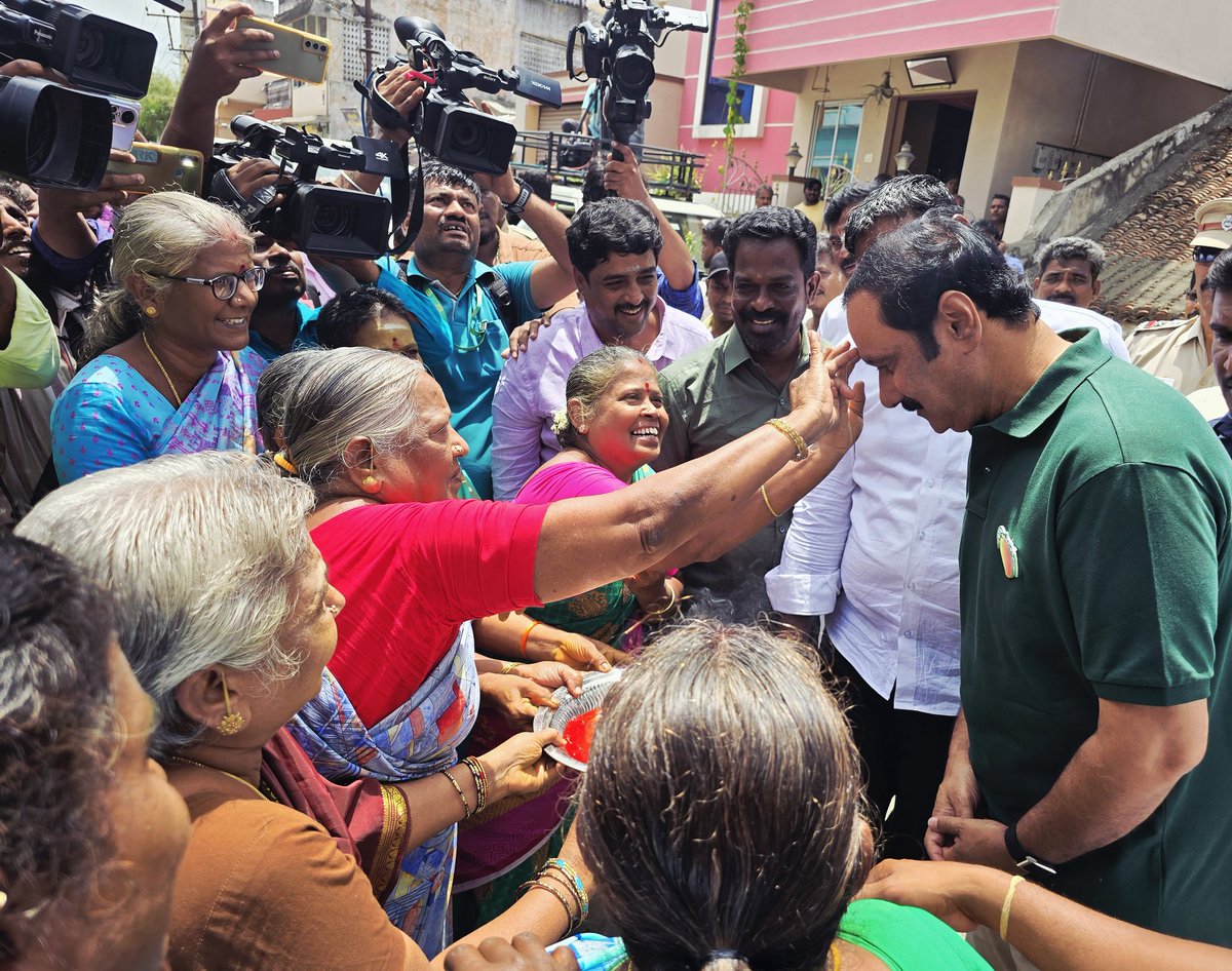 draramadoss's tweet image. "உரிமை மீட்க… தலைமுறை காக்க’" பயணத்தில், காஞ்சிபுரம் மாநகராட்சிக்கு உட்பட்ட பிள்ளையார் பாளையம் பகுதியில் வசிக்கின்ற நெசவு தொழிலாளர்களை சந்தித்து அவர்களின் பிரச்சினைகளை கேட்டறிந்த போது.! #காஞ்சிபுரம் #உரிமைமீட்க | #தலைமுறைகாக்க