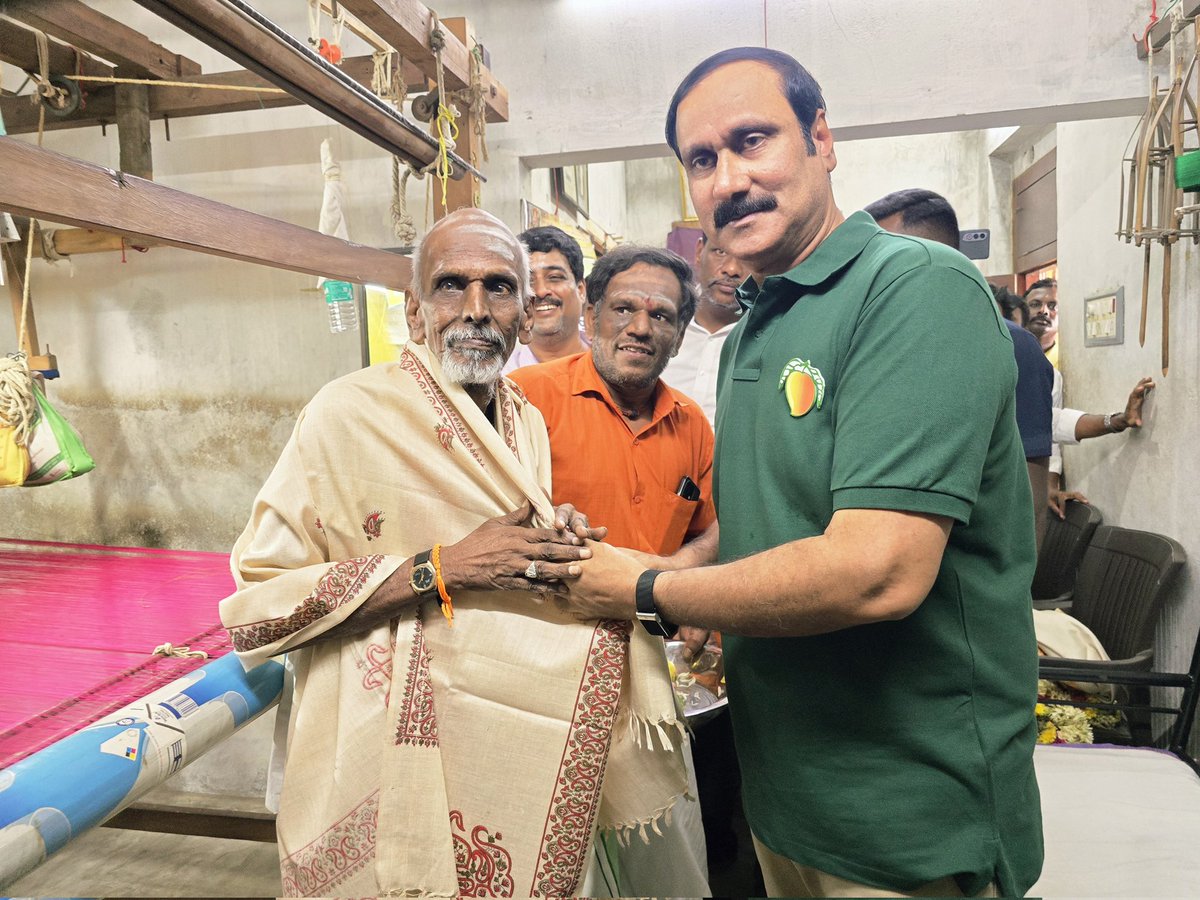 draramadoss's tweet image. "உரிமை மீட்க… தலைமுறை காக்க’" பயணத்தில், காஞ்சிபுரம் மாநகராட்சிக்கு உட்பட்ட பிள்ளையார் பாளையம் பகுதியில் வசிக்கின்ற நெசவு தொழிலாளர்களை சந்தித்து அவர்களின் பிரச்சினைகளை கேட்டறிந்த போது.! #காஞ்சிபுரம் #உரிமைமீட்க | #தலைமுறைகாக்க