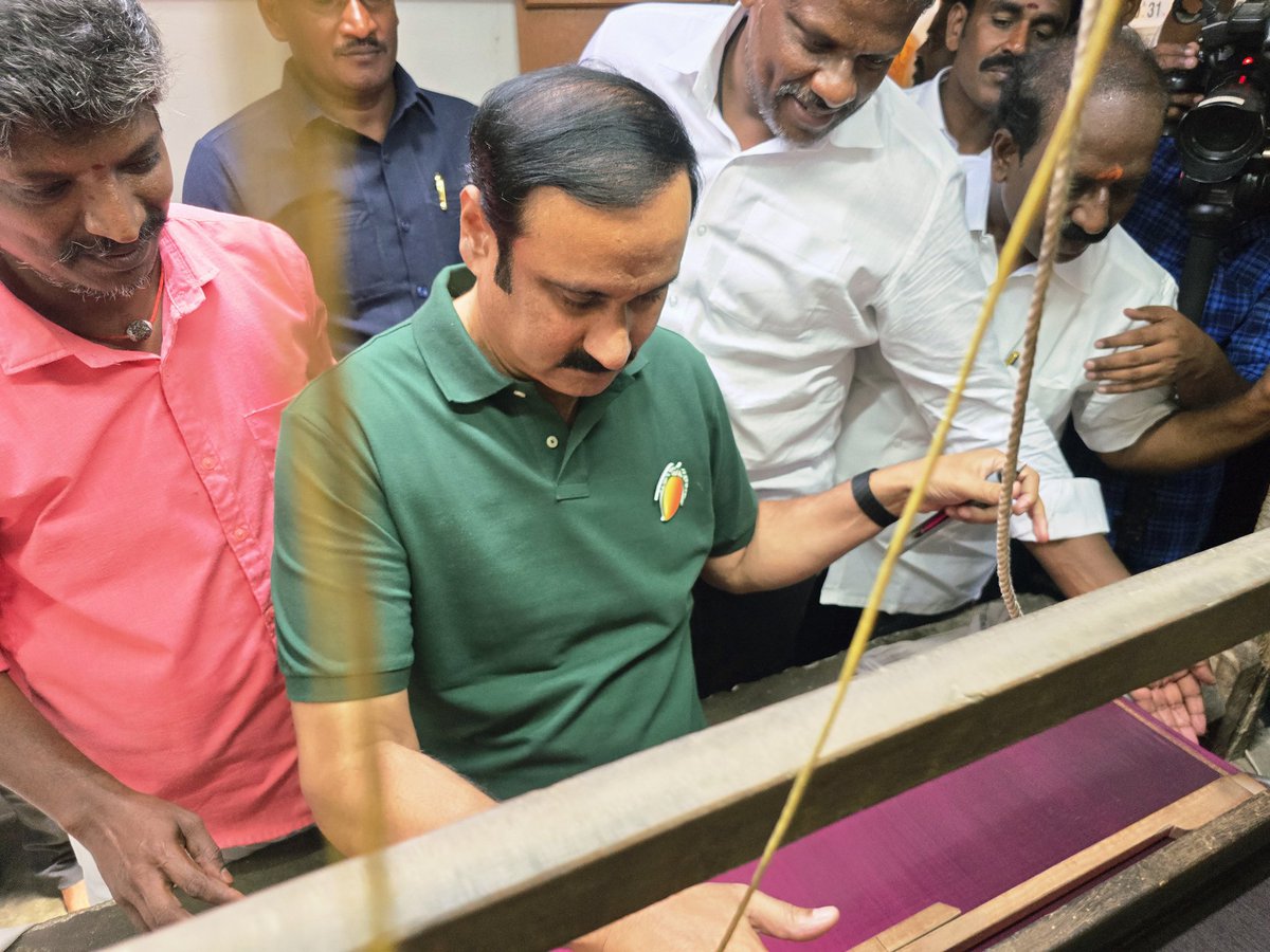 draramadoss's tweet image. "உரிமை மீட்க… தலைமுறை காக்க’" பயணத்தில், காஞ்சிபுரம் மாநகராட்சிக்கு உட்பட்ட பிள்ளையார் பாளையம் பகுதியில் வசிக்கின்ற நெசவு தொழிலாளர்களை சந்தித்து அவர்களின் பிரச்சினைகளை கேட்டறிந்த போது.! #காஞ்சிபுரம் #உரிமைமீட்க | #தலைமுறைகாக்க