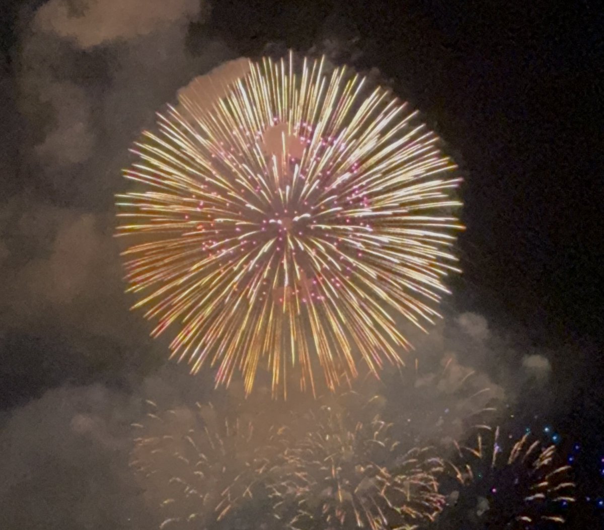 meb56r's tweet image. 🎆ー！✨
青から赤に変わるのもあって、うれん！って思ったけど撮れず…
※音はなし