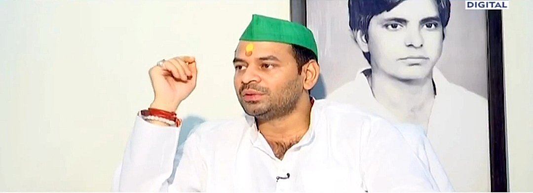 news_sprite's tweet image. तेज प्रताप यादव:- अभी एक नया सिनेमा लगा है जिसके लिए लड़का लड़की पागल हुआ है।
मानक गुप्ता:- सैयारा, देखा आपने
तेज प्रताप:- हम मॉल में गए हमने बोला जाकर देखते हैं कि सिनेमा है क्या कुछ देर के लिए
हम जैसे ही गए तो सैयारा मूवी छोड़कर सब लड़का लड़की हमारे पास आ गया फोटो खींचने के…