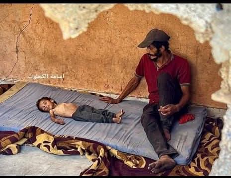 SyedHiDr7's tweet image. غزہ کے اس باپ پر کیا گزری ہو گی؟
جب اس کے سامنے بھوک کی شدت سے سسک سسک کر اس کے لختِ جگر نے دم توڑا ہو گا ، کس درجے کی بے بسی ہے اس باپ کی پتھرائی آنکھوں میں؟
کبھی یہ بھی سوچتا ہو گا کہ میں محمدِ عربی ﷺ کی اس اُمت کا فرد ہوں جس کی دنیا میں تعداد تقریباً 2 ارب ہے !!