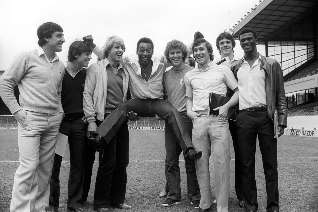 aflashbak's tweet image. 1981: Arsenal And Pele Go Nuts For Ingersoll Electronics