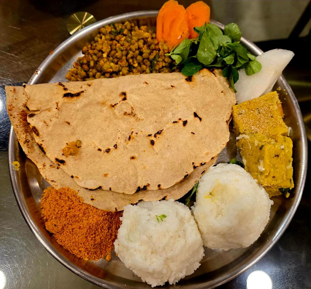 ಇಂದು ರೊಟ್ಟಿ ಪಂಚಮಿಯ ಪ್ರಯುಕ್ತ, ಹುಬ್ಬಳಿಯ ನನ್ನ ನೆರೆಮನೆಯವರು ನಮಗೆ ಕಳುಹಿಸಿದ ಹಬ್ಬದೂಟ🙏. 
💐ಎಲ್ಲರಿಗೂ ಶುಭಾಶಯಗಳು💐