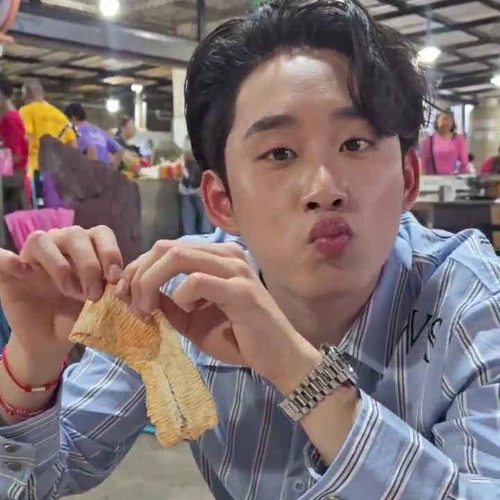 jwillestt's tweet image. JUST THINKING THAT CUTIE IS ASKING WILLIAM THIS 🤭
🦈: do u want to eat??
guys there's definitely no privacy in them 😅 williamest keep flirting all day LIKE ALWAYS, BYE
#WilliamEst