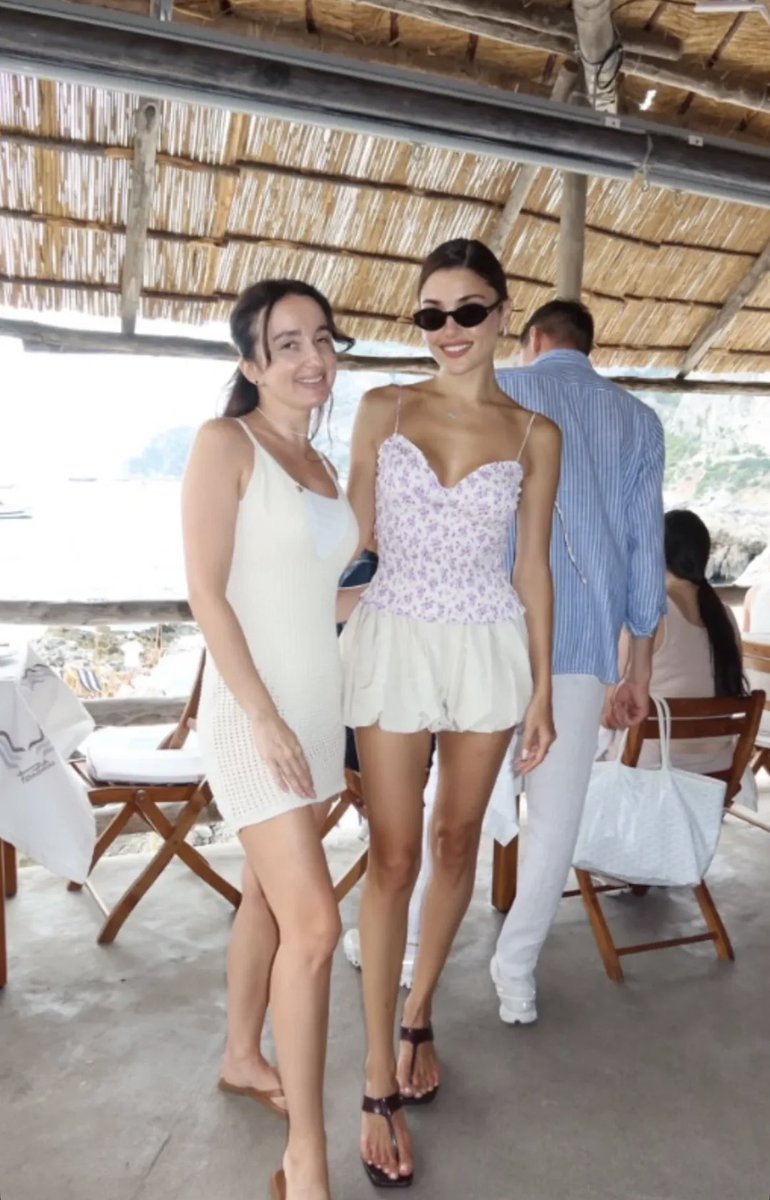 handeefanatik's tweet image. Siempre tan bella ๐ ~ Nueva foto de #HandeErรงel con una fan en Italia โจ
