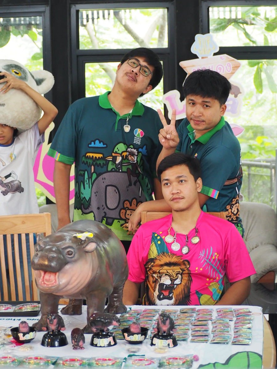and_khamoo's tweet image. วันนี้พวกเราไลฟ์ขายสินค้าหมูเด้ง เพื่อนำเงินทั้งหมด
ไปมอบให้พี่ๆทหาร และผู้ประสบภัยชายแดน
ขอบคุณ ไลลา leila 蕾拉 ที่นำสินค้ามาให้จำหน่ายเพื่อนำเงินส่วนนี้ไปช่วยเหลือ โดนไม่หักค่าใช้จ่ายครับ
สำหรับใครที่อยากช่วยเหลือพี่ๆทหาร เเล้วยังได้สินค้าหมูเด้ง…