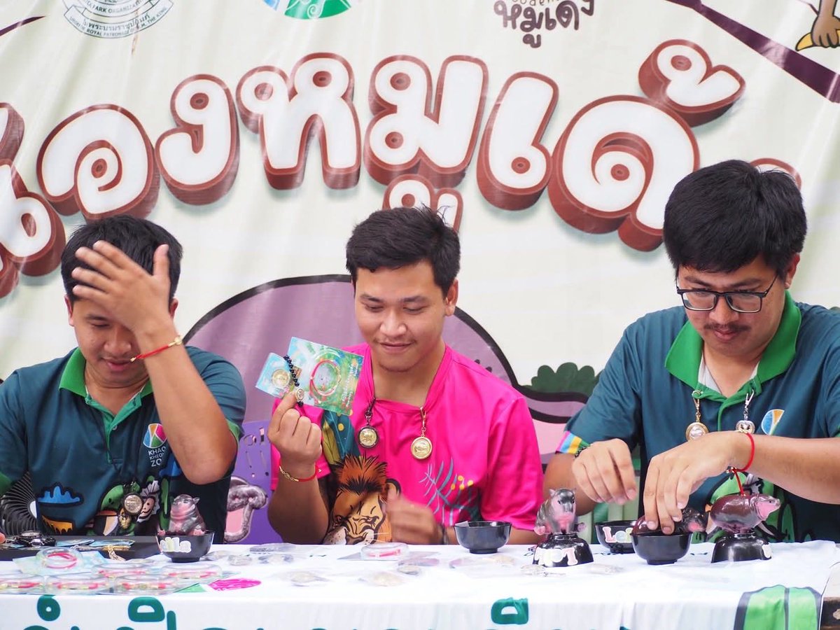and_khamoo's tweet image. วันนี้พวกเราไลฟ์ขายสินค้าหมูเด้ง เพื่อนำเงินทั้งหมด
ไปมอบให้พี่ๆทหาร และผู้ประสบภัยชายแดน
ขอบคุณ ไลลา leila 蕾拉 ที่นำสินค้ามาให้จำหน่ายเพื่อนำเงินส่วนนี้ไปช่วยเหลือ โดนไม่หักค่าใช้จ่ายครับ
สำหรับใครที่อยากช่วยเหลือพี่ๆทหาร เเล้วยังได้สินค้าหมูเด้ง…