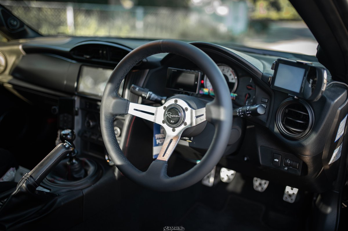 ちょっとだけ仕様変更

・ヘッドライトクリア吹き直し
・NARDI CLASSIC→ RENWON シケインシルバー
・リアフォグ綺麗なやつに交換

ヘッドライトはいつもお世話になってるショップ、so cool様に綺麗にして頂きました。
ヘッドライトが綺麗だと気分ええですね🤝