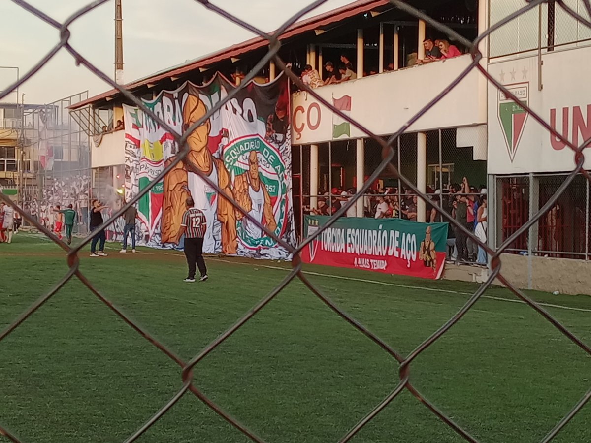 📅 26.07.2025
⚽ Capão Raso - Operário Pilarzinho 2-0
🇧🇷 SF Second leg amateur Curitiba
🏟️ José Carlos do Sobrinho
What football used to be. Small stadium filled to the rafters. No safety and security regulations in play. Young lads climbed the walls to watch the match. Brilliant