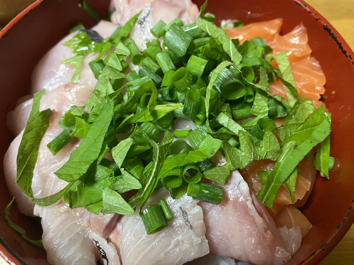 LiberationArmy7's tweet image. メダイなる魚とサーモンの海鮮丼＋ザンギ！