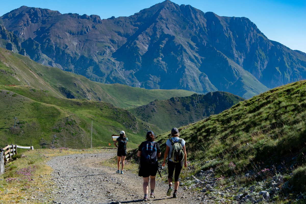 🏔️Sous le regard de l’Arbizon, retrouvez le sentier à thèmes de Tourette.
Une randonnée ludique pour en apprendre davantage sur la vie en montagne, la biodiversité, la faune et la flore…
Et si vous ouvrez l’œil, vous pourrez même apercevoir des marmottes le long du sentier !