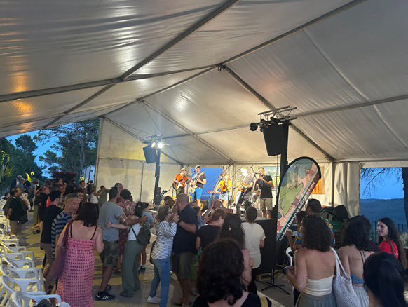 SomFetus's tweet image. Quin goig d’aplec, el d’ahir a la plaça de Montral per celebrar la Festa d’Estiu @aampcat. Un goig participar-hi! El romiatge fetal continua avui a la Festa Major de Blanes: a les 23.15 h, al Korre ke Token de l’Esbart Joaquim Ruyra. Amunt els cors!