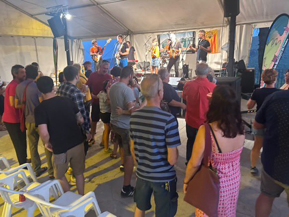 SomFetus's tweet image. Quin goig d’aplec, el d’ahir a la plaça de Montral per celebrar la Festa d’Estiu @aampcat. Un goig participar-hi! El romiatge fetal continua avui a la Festa Major de Blanes: a les 23.15 h, al Korre ke Token de l’Esbart Joaquim Ruyra. Amunt els cors!