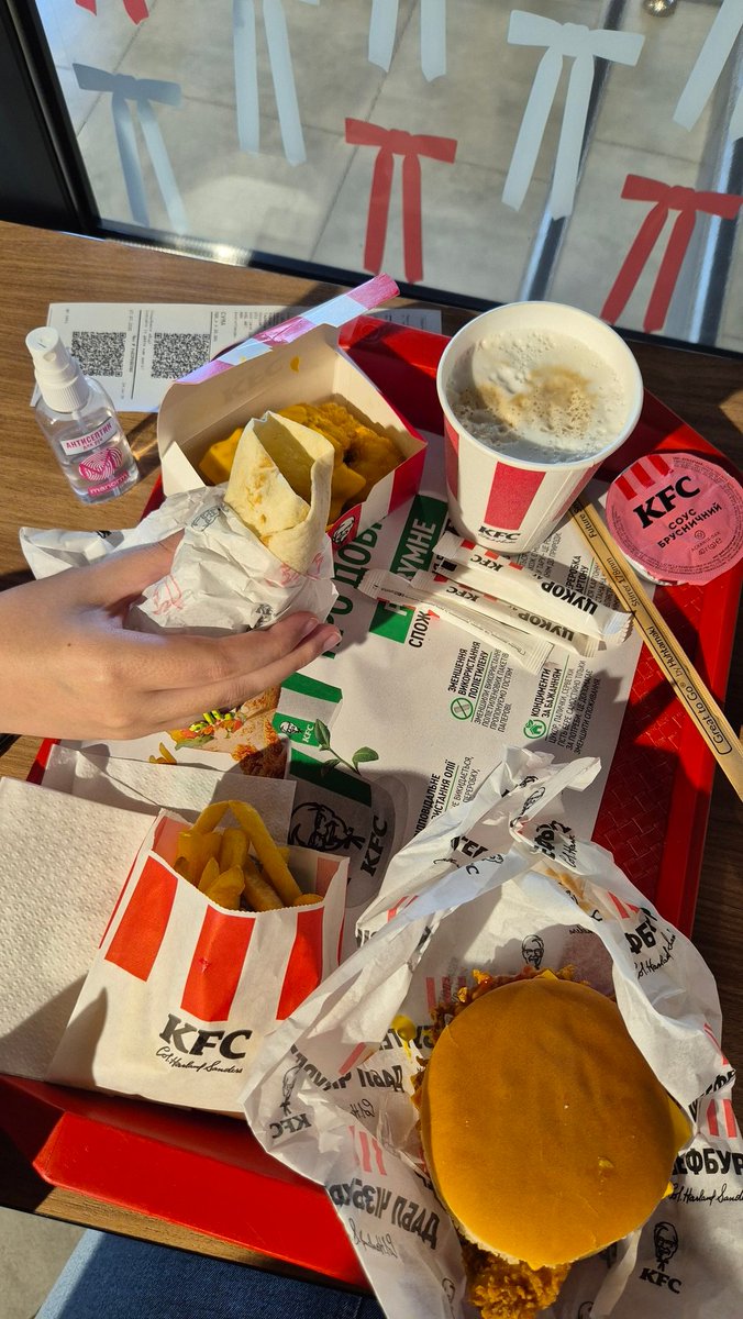 KabutoUa's tweet image. Повів малу святкувати день медика в Konoha Fried Chicken