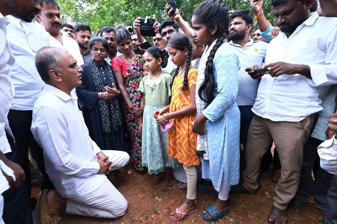 PraveenPoshala's tweet image. ఆరడుగుల దైర్యమే ముందుకొచ్చి ఆ చెల్లెలకు భరోసా ఇస్తుంది..
నాయకుడంటే ధైర్యాన్ని ఇచ్చేవాడు..
నాయకుడంటే అండగా నిలబడేవాడు..
మీరు ఎప్పటికి మనసున్న నాయకుడివి హరిశన్న..
@BRSHarish
