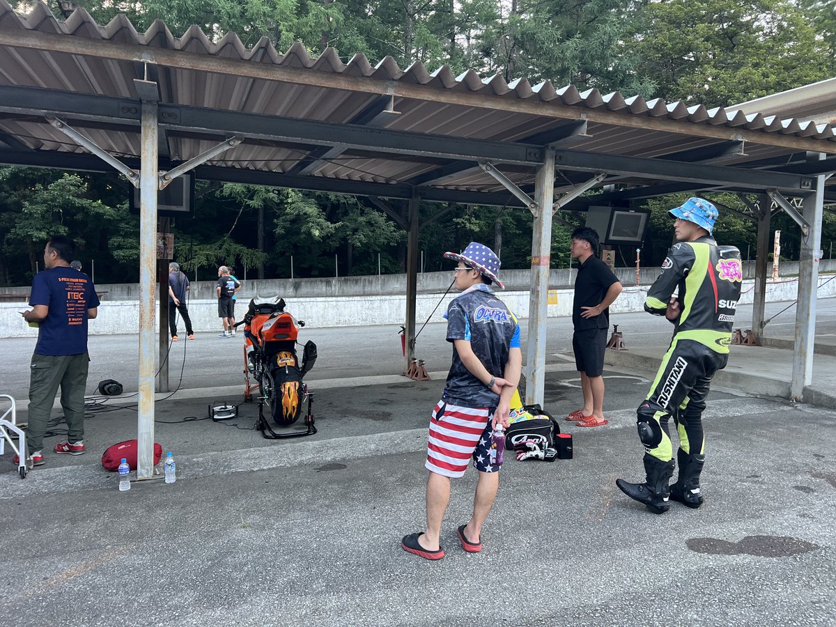 Sodo_hh's tweet image. スポラン山梨で #きしゅう杯 からの、生形さんに「山梨いるの?待ってて!」と言われ待機からの、慣らし走行&ナイトランわず
これから中央道の渋滞にハマりながら帰って、荷物全下ろしからの8耐用に積み替え
明日明後日は鈴鹿でまったりしよ🛁
夏休みしてるなー🌻