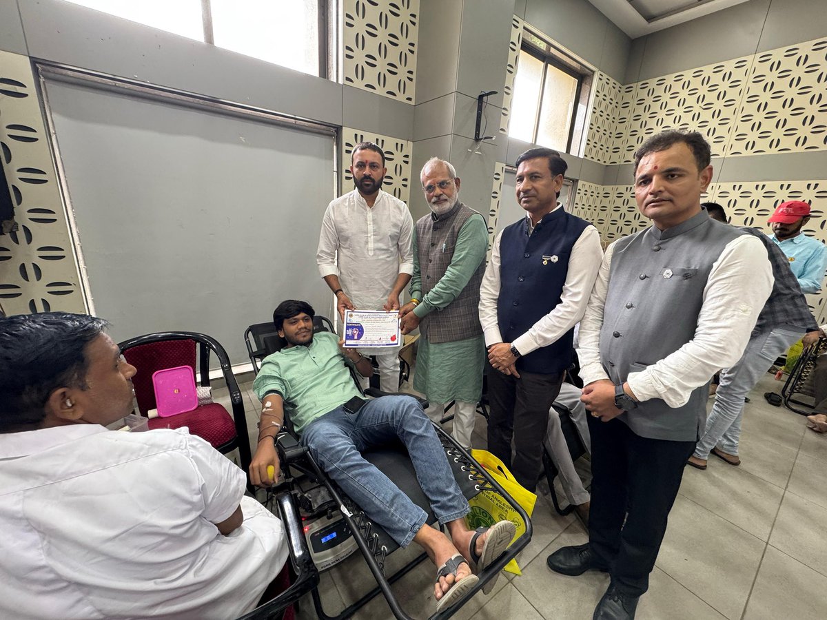 રક્તદાન મહાદાન

અંકલેશ્વર શહેરની લાયન્સ સ્કુલ ખાતે લાયન્સ ક્લબ- અંકલેશ્વર દ્વારા આપણા સૌના વંદનીય શ્રી વિઠ્ઠલભાઈ રાદડિયાની છઠી પુણ્યતિથિએ નિમિતે યોજાયેલ મહા રક્તદાન કેમ્પ કાર્યક્રમમાં ઉપસ્થિત રહીને સૌને પ્રોત્સાહિત કર્યા,