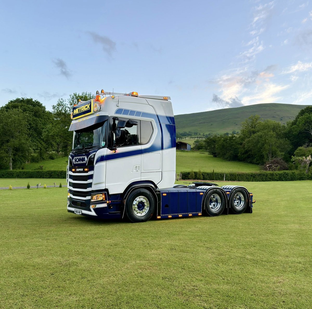 ScaniaUK's tweet image. This week, we're kicking off our exclusive Scania shoe charm giveaway. 🎉
This week, we're looking for pictures of customised #scania trucks. For a chance to win, leave a photo of your favourite customised Scania truck in the comments and we'll enter you into the draw.