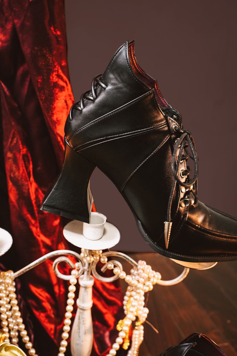 ManusxMachina's tweet image. Vampire Lace-up Heeled Shoes - Black 
manus-machina.com/collections/ev… 
ゴシック調を纏った、アートピースのようなレースアップヒールシューズ。アッパーには編み上げディテールが配置され、構築的でモードな印象を与えます。側面の立体縫製も印象的で、角度によってシルエットが美しく際立ちます。
