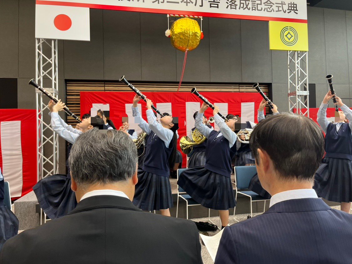 takeuchi_cdp's tweet image. 今朝は、川口市第二本庁舎の落成式に参加しました。川口市立高校吹奏楽部の学生さんの演奏が素晴らしかった。「日本を勇気づける名曲メドレー」は演奏の素晴らしさと、高校生の溌剌とした姿に、思わずグッときました。
この子達の将来に責任持てる政治を行っていかねば✊…